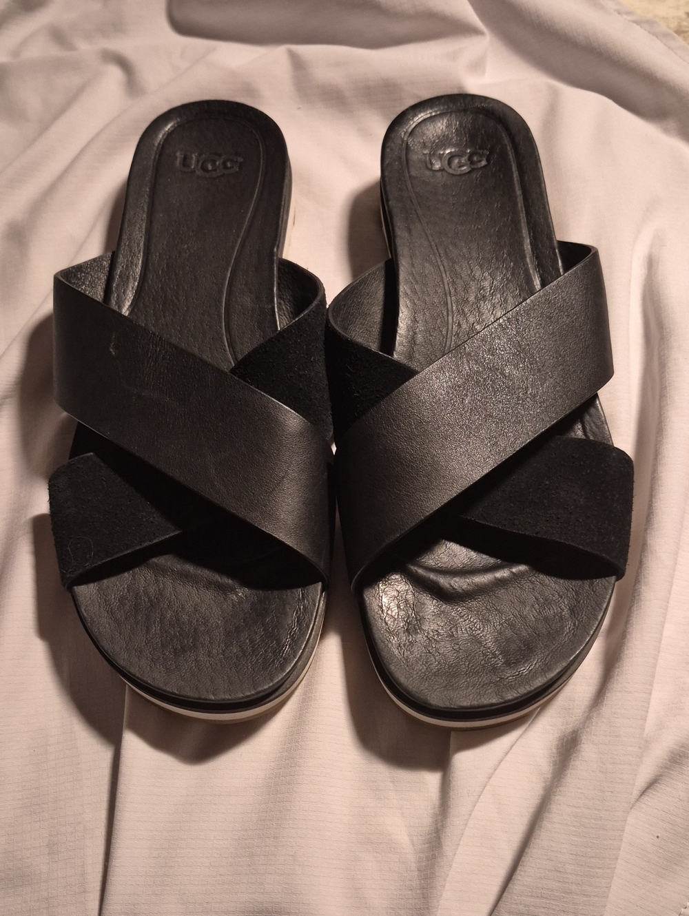 UGG KARI CRISS CROSS Women's Black Leather SLIP ONS